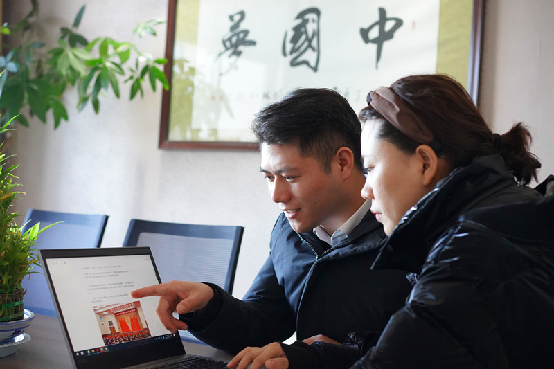 神木分公司充分利用微信公眾號服務平臺，及時發(fā)布中共十九屆六中全會精神學習的內容，引導全體員工通過學習要堅決貫徹黨中央決策部署，完整、準確、全面貫徹新發(fā)展理念，解放思想、深化改革、凝心聚力、擔當實干。_副本.jpg