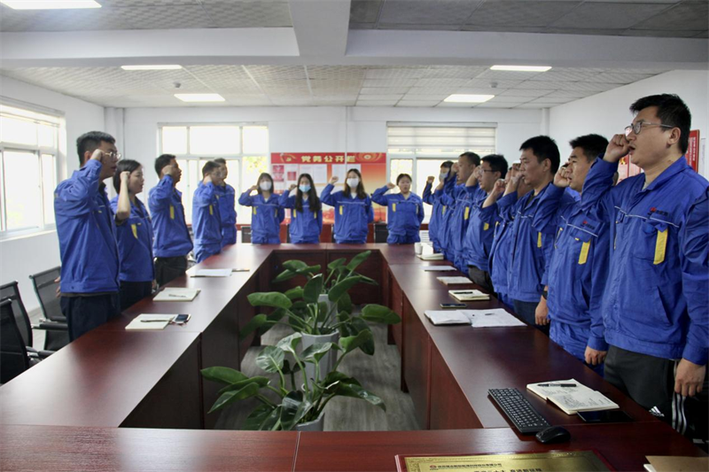 咸陽公司：節(jié)日奮戰(zhàn)檢修一線 用堅守為祖國慶生-1.png